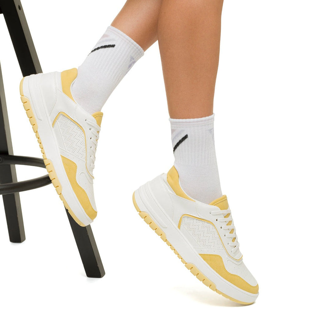 Sneakers bianche e gialle da donna con dettagli traforati Swish Jeans