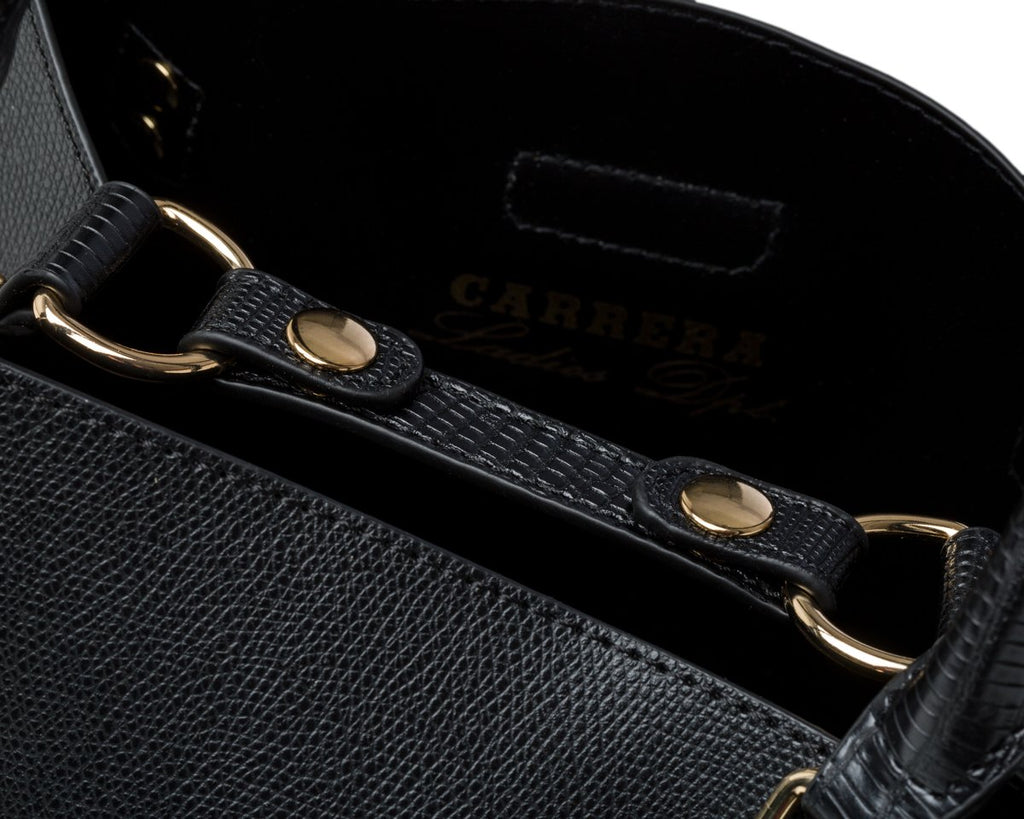 Borsa a spalla nera con piccole borchie oro Carrera Jeans Nova
