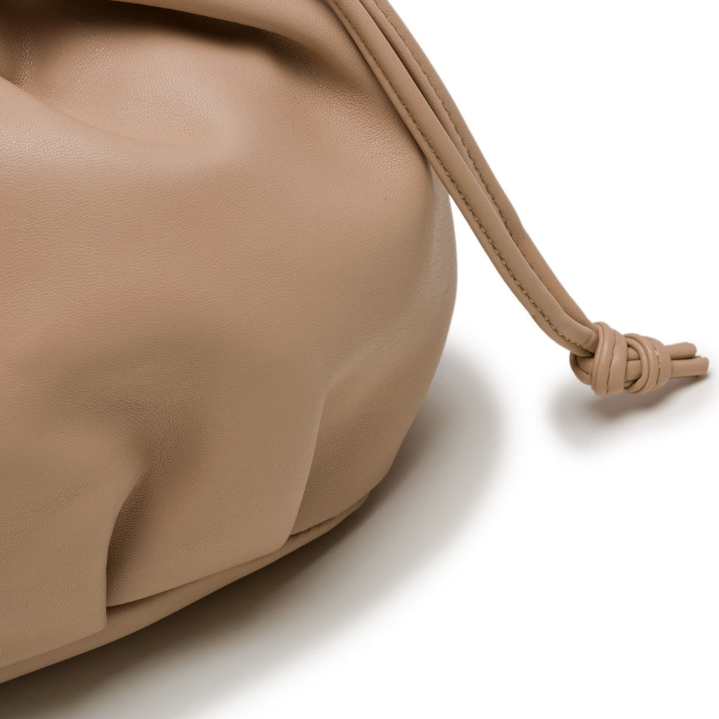 Borsa a secchiello color nude con coulisse Lora Ferres