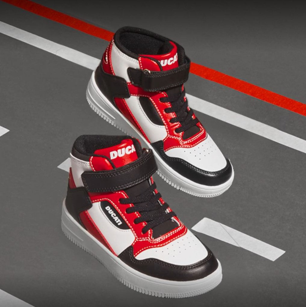 Sneakers alte bianche, rosse e nere da bambino con logo laterale Ducati