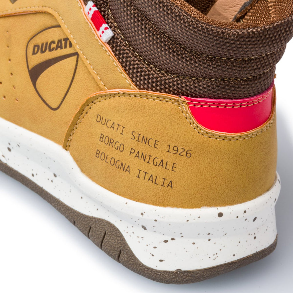 Sneakers alte color camel con logo laterale Ducati