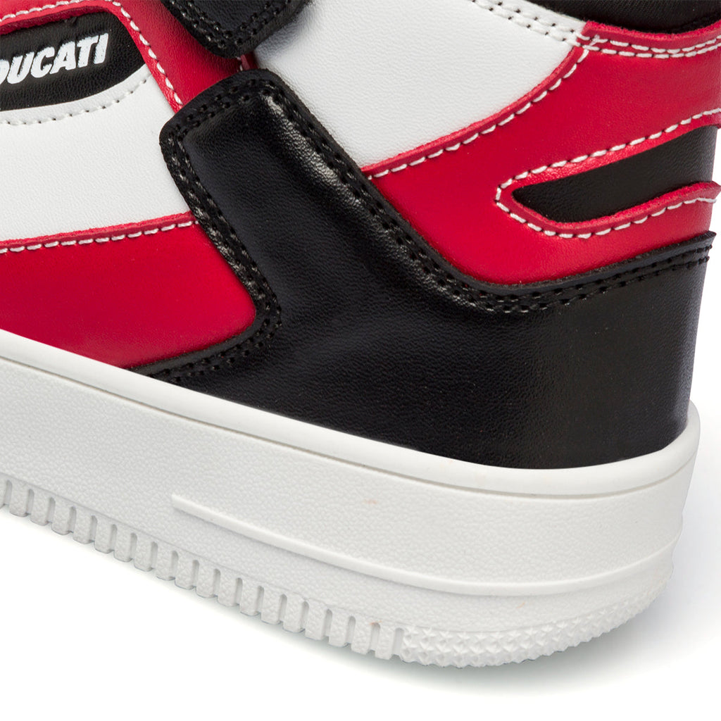 Sneakers alte bianche, rosse e nere da bambino con logo laterale Ducati