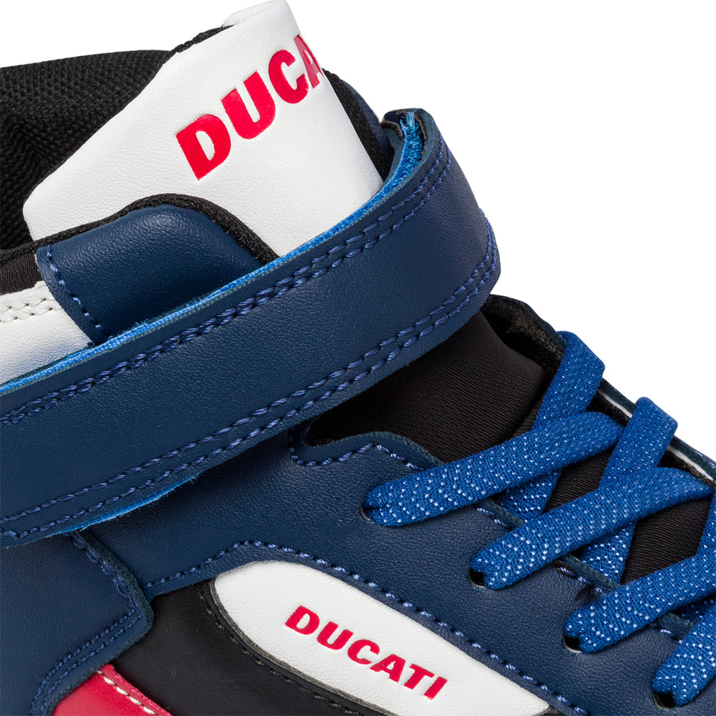 Sneakers alte blu e nere da bambino con logo laterale Ducati