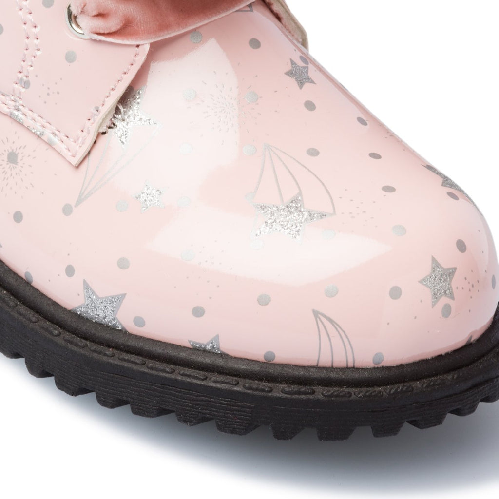 Anfibi rosa effetto vernice con pompon Le scarpe di Alice