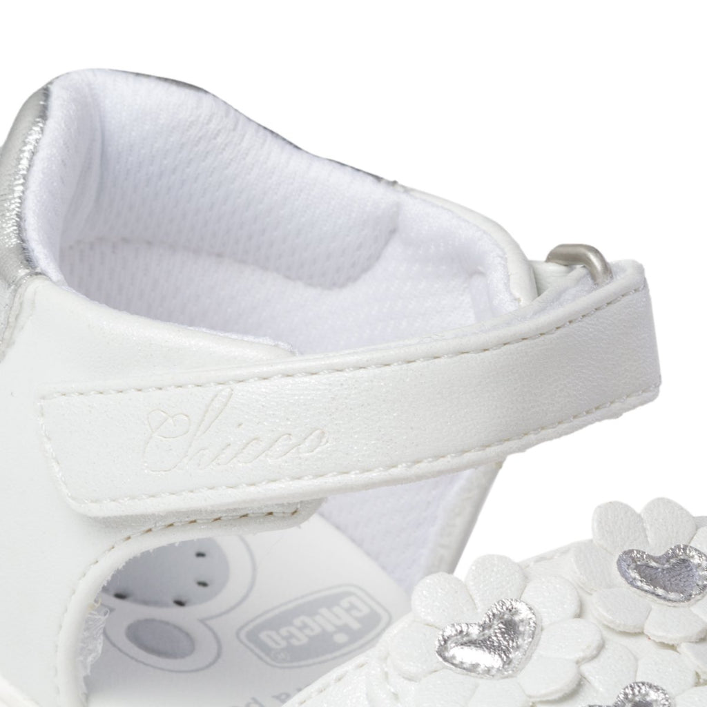 Sandali bianchi con fiori decorativi Chicco Giostra