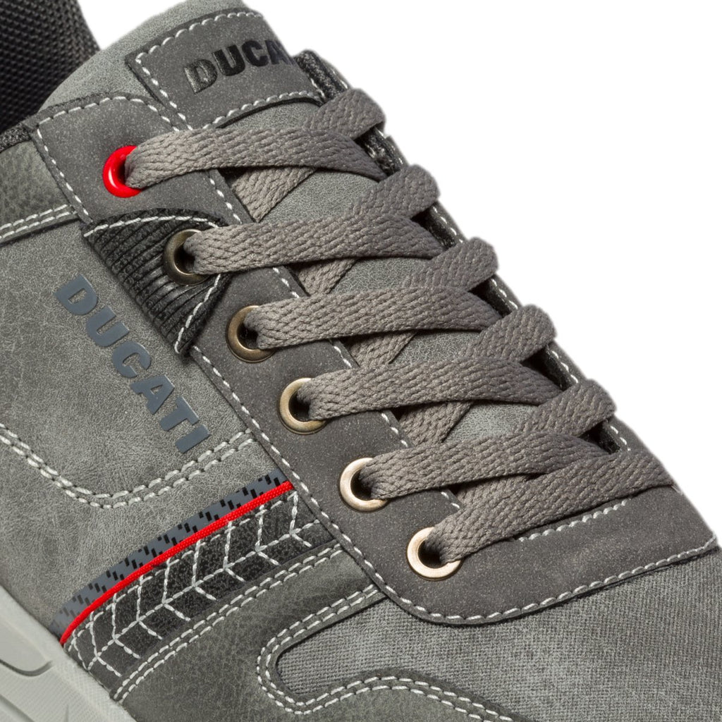 Sneakers grigie con cuciture a contrasto e patch logo sulla linguetta Ducati