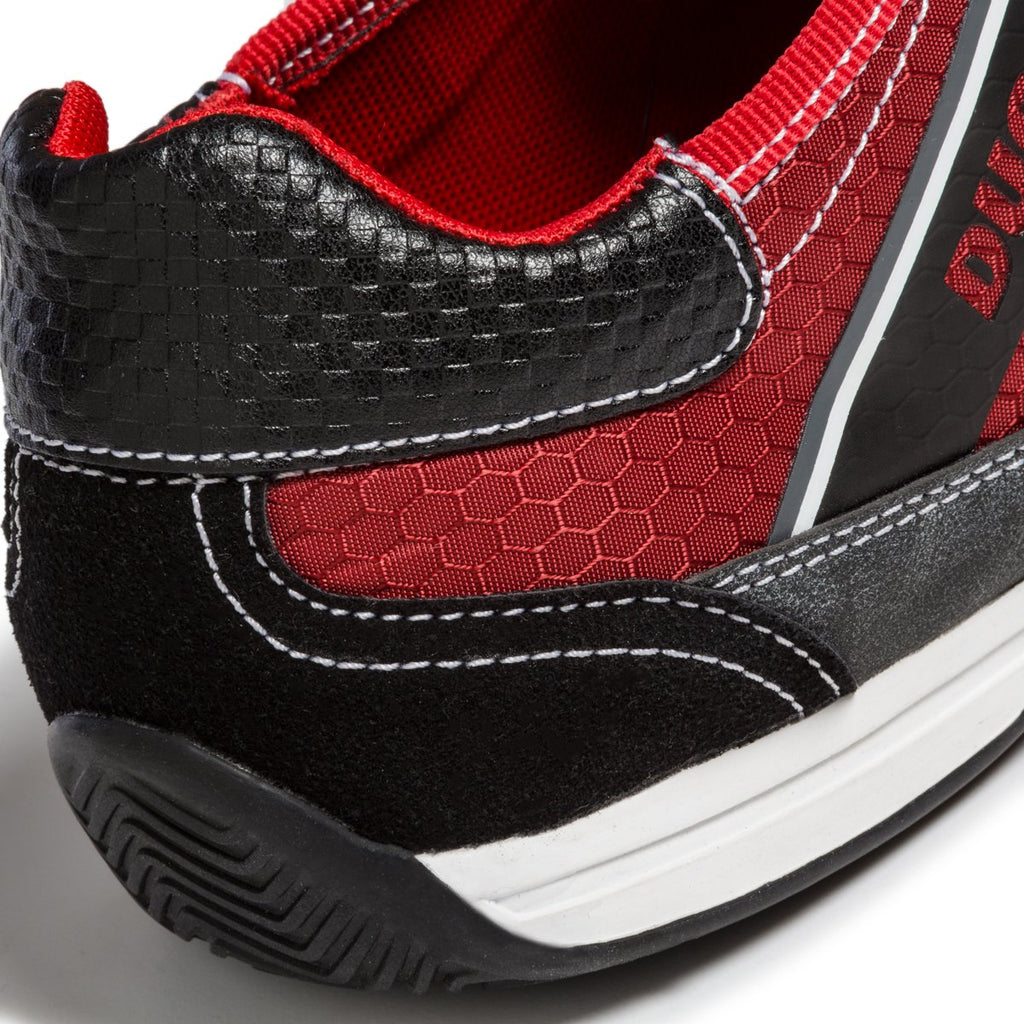 Sneakers rosse e nere in tessuto con cuciture a contrasto Ducati