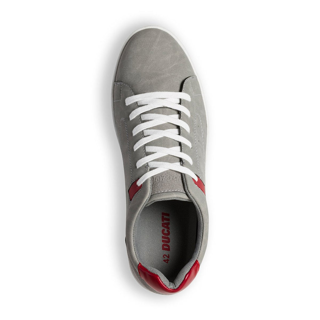 Sneakers grigie con dettagli rossi e logo laterale Ducati