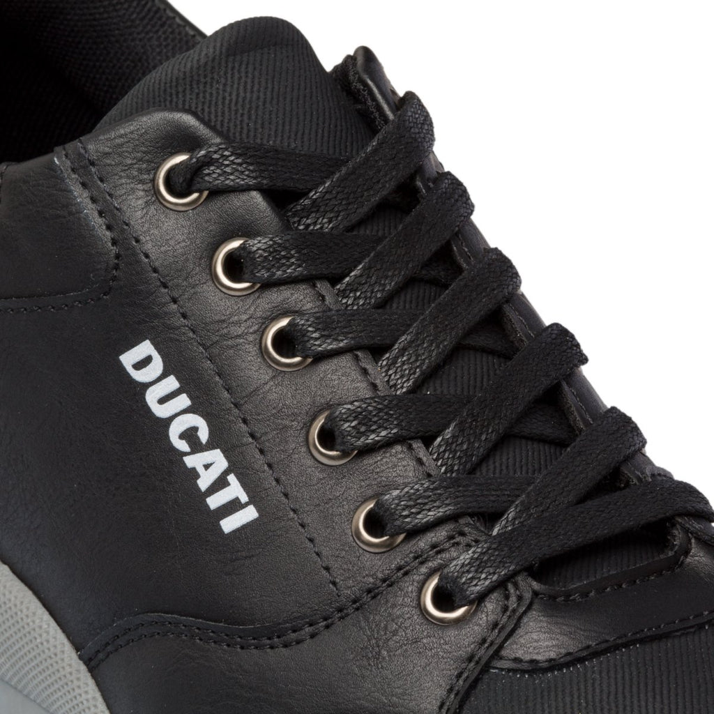 Sneakers nere e grigie con logo sul tallone Ducati