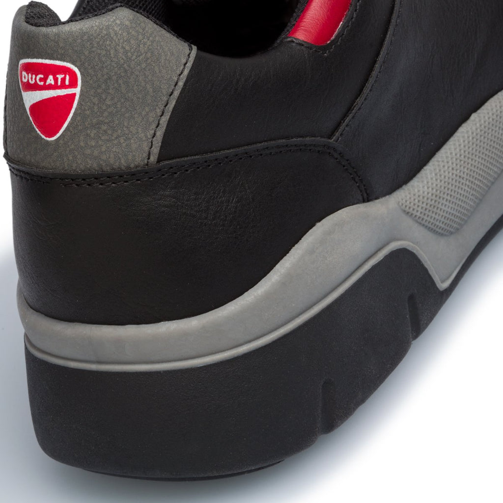 Sneakers nere e grigie con logo sul tallone Ducati