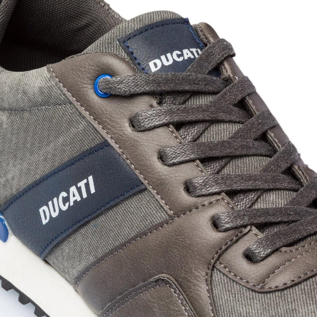 Sneakers grigie con logo sul tallone Ducati