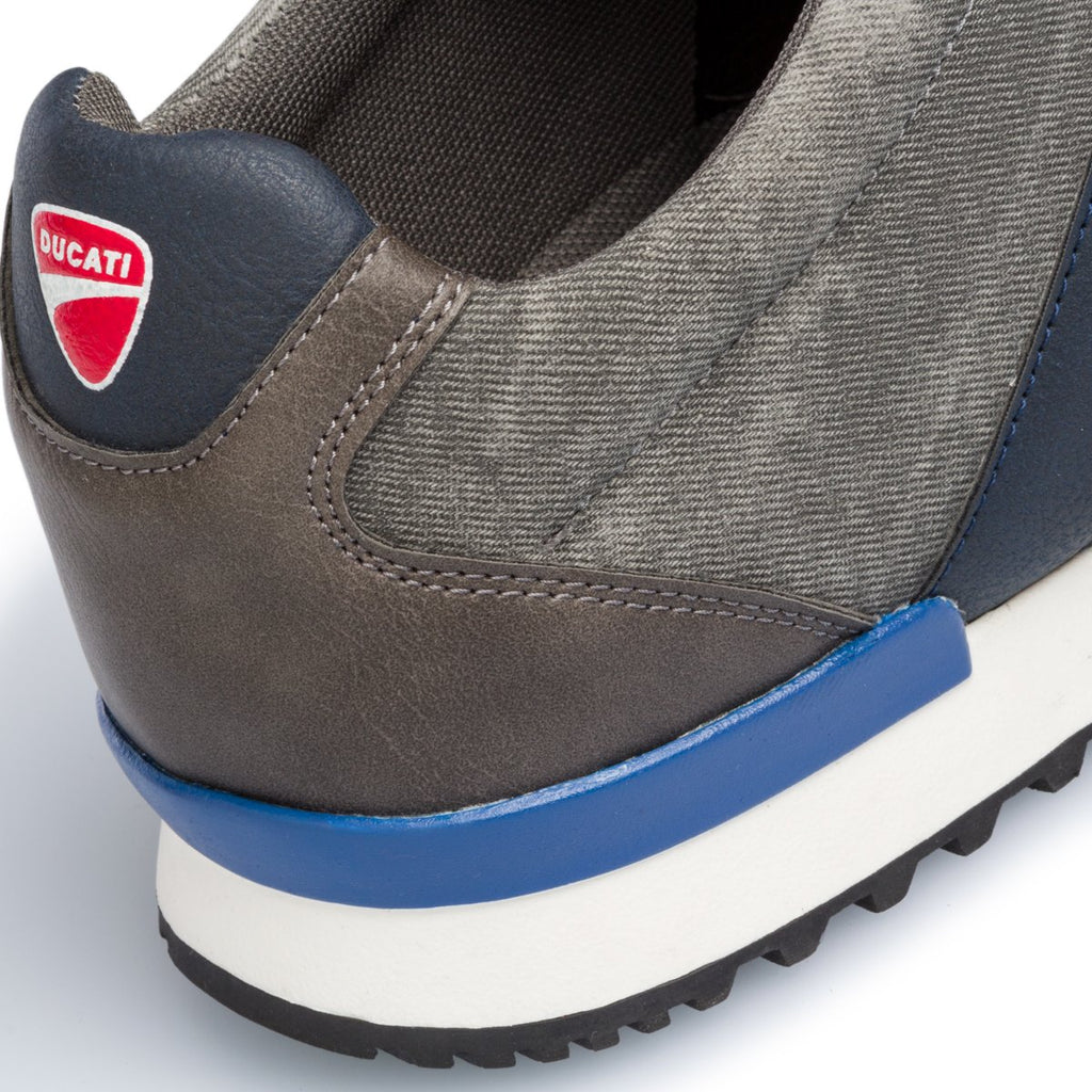 Sneakers grigie con logo sul tallone Ducati