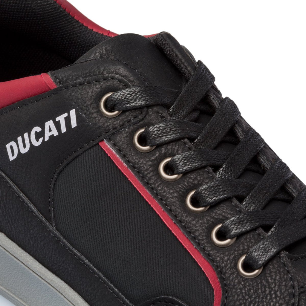 Sneakers nere e rosse con logo sul tallone Ducati