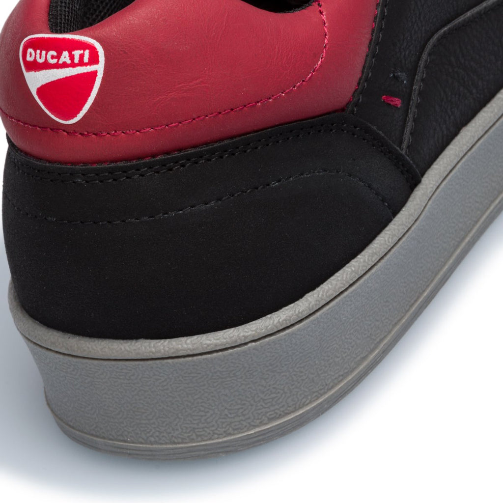 Sneakers nere e rosse con logo sul tallone Ducati