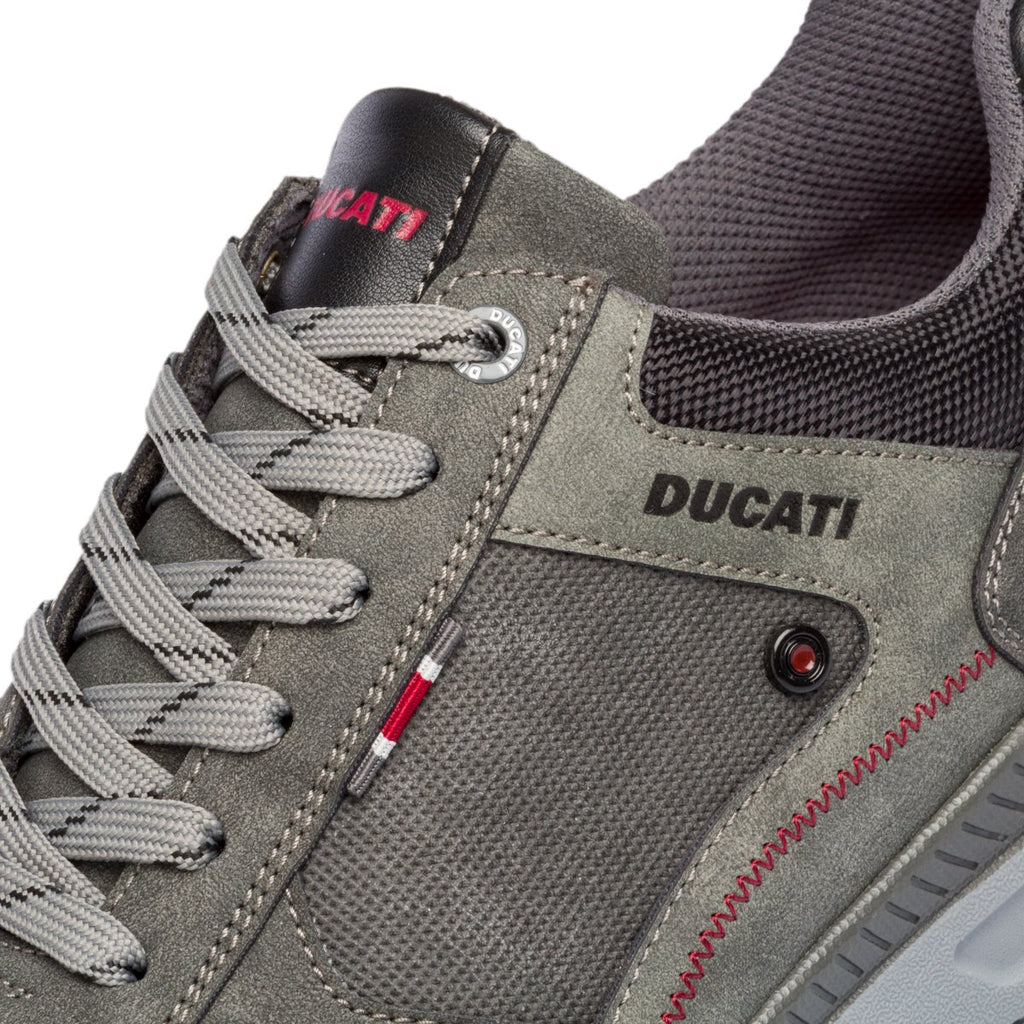 Sneakers grigie con patch logo Ducati