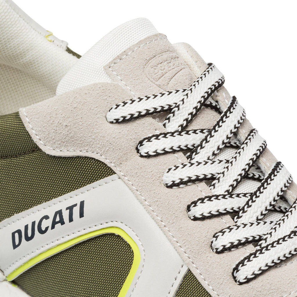 Sneakers grigio chiaro da uomo con logo sul tallone Ducati