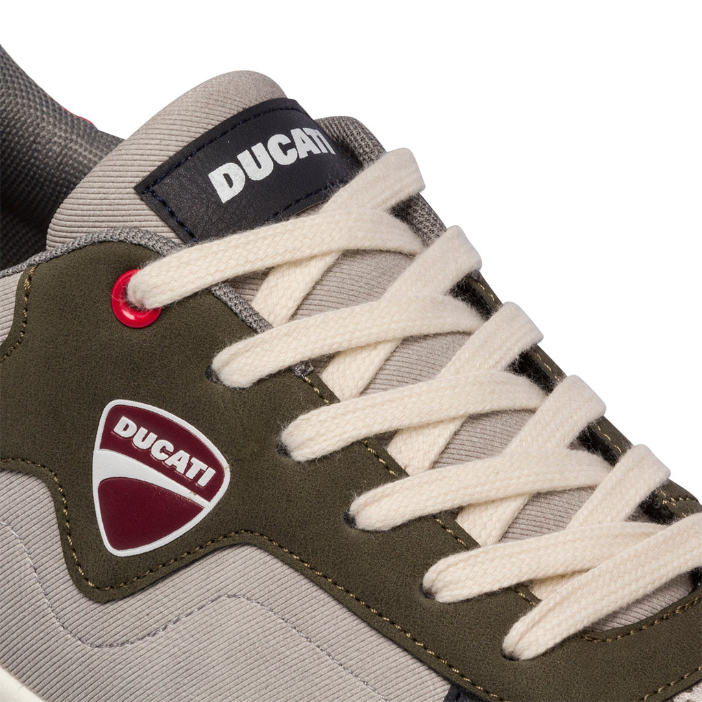 Sneakers grigie e verdi da uomo con logo laterale Ducati