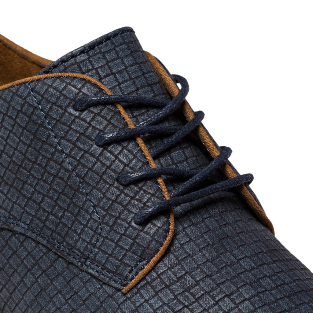 Stringate blu in similpelle martellata con allacciatura Derby Patrick