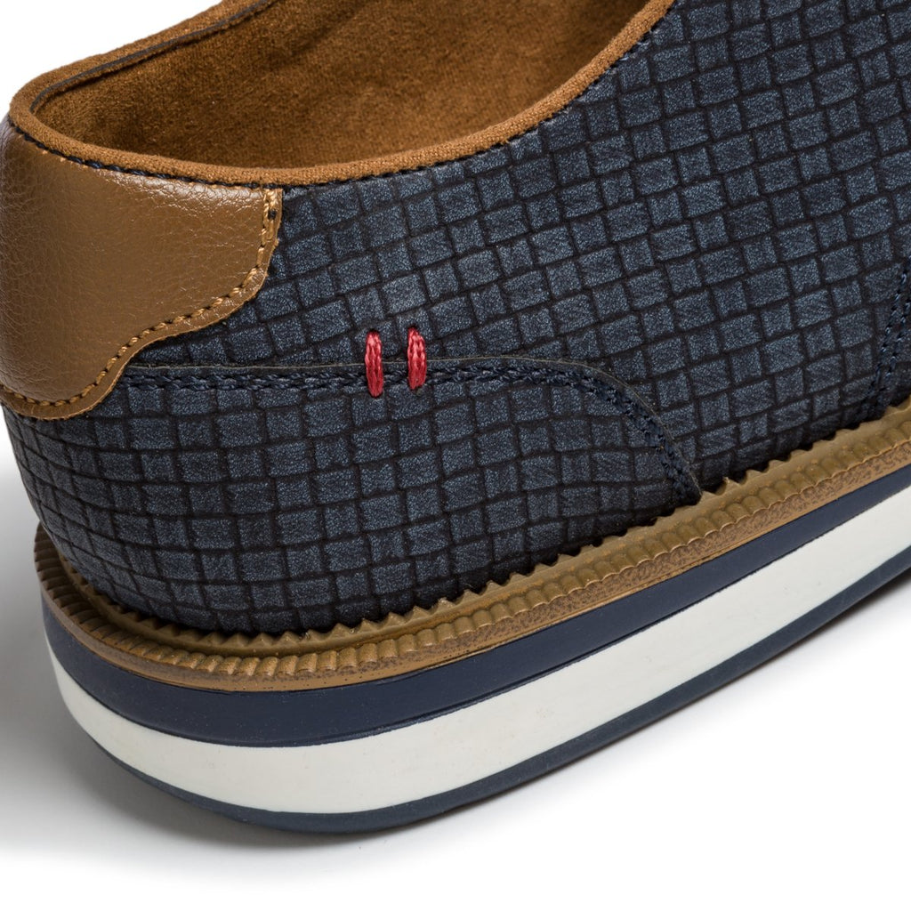 Stringate blu in similpelle martellata con allacciatura Derby Patrick
