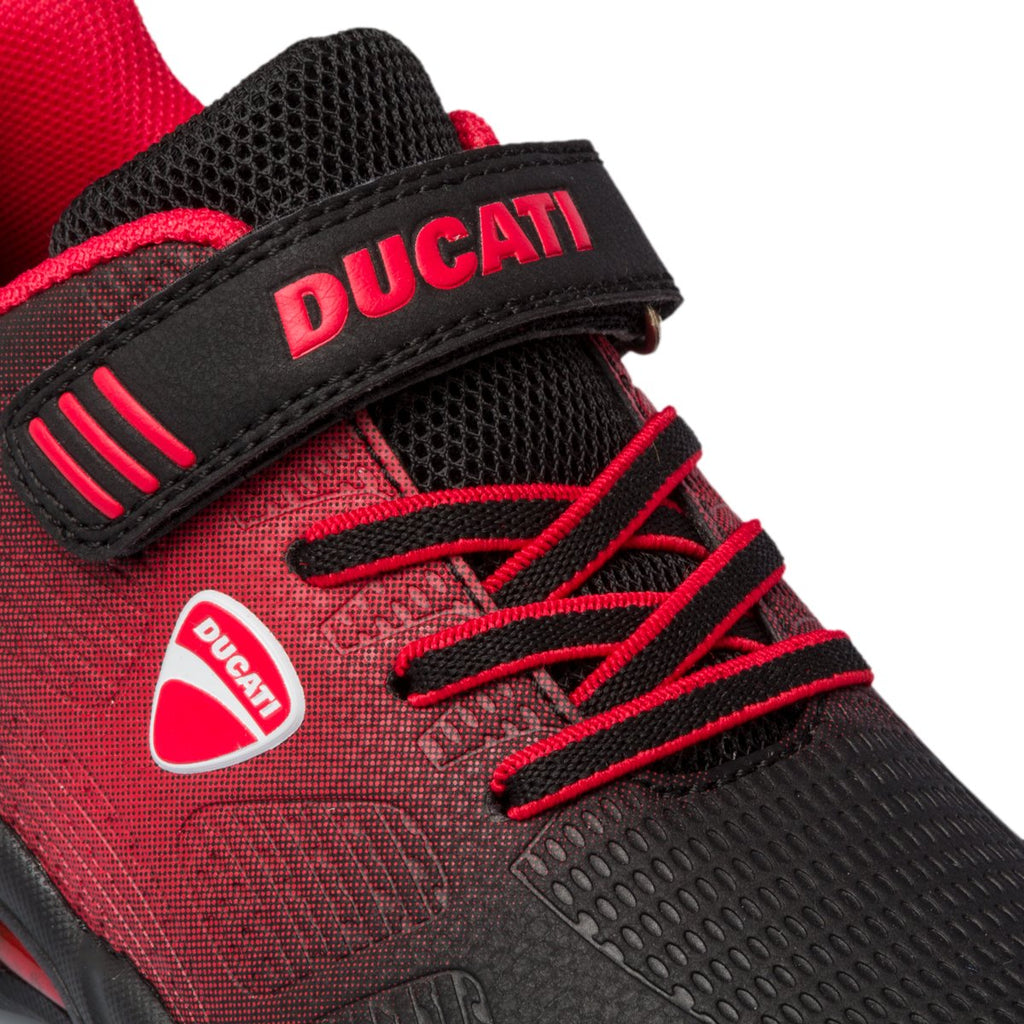 Sneakers nere e rosse con luci sulla suola Ducati