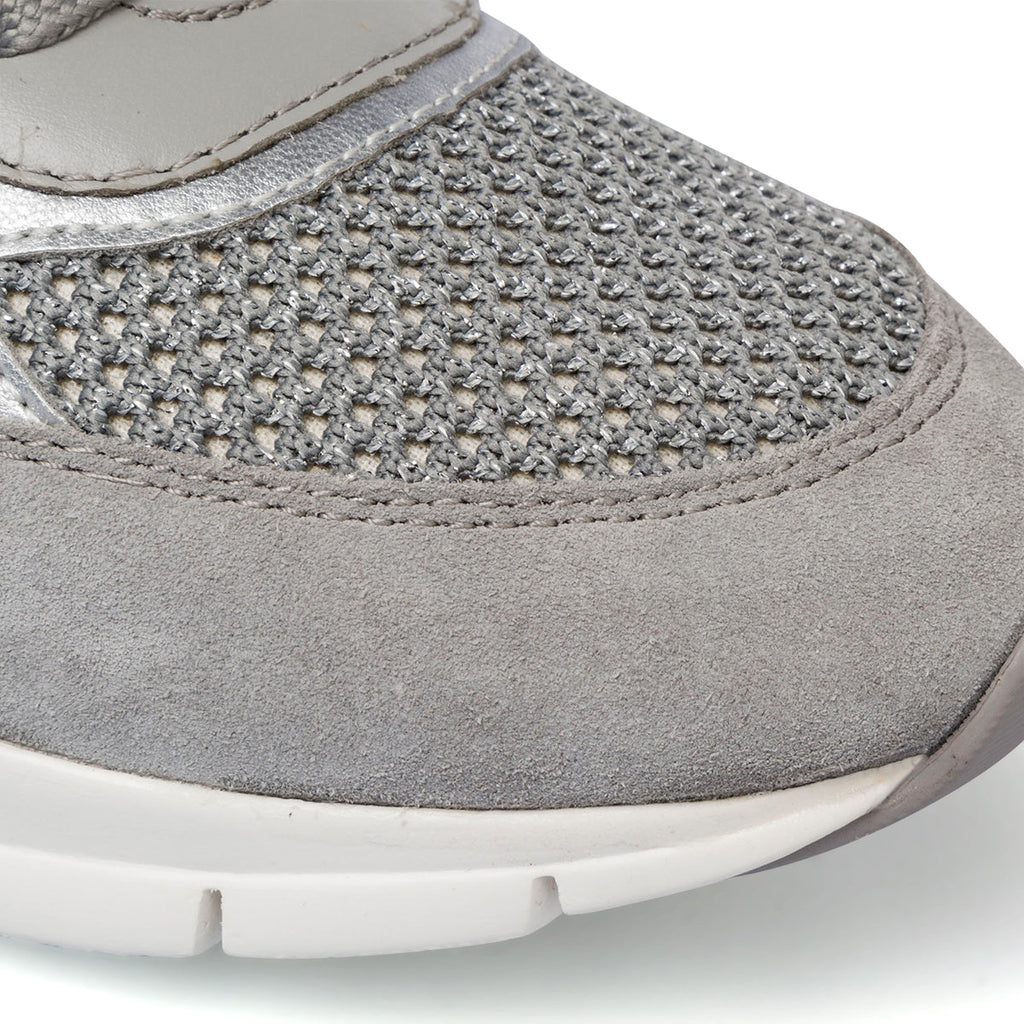 Sneakers grigie in pelle e mesh da donna Geox Sukie