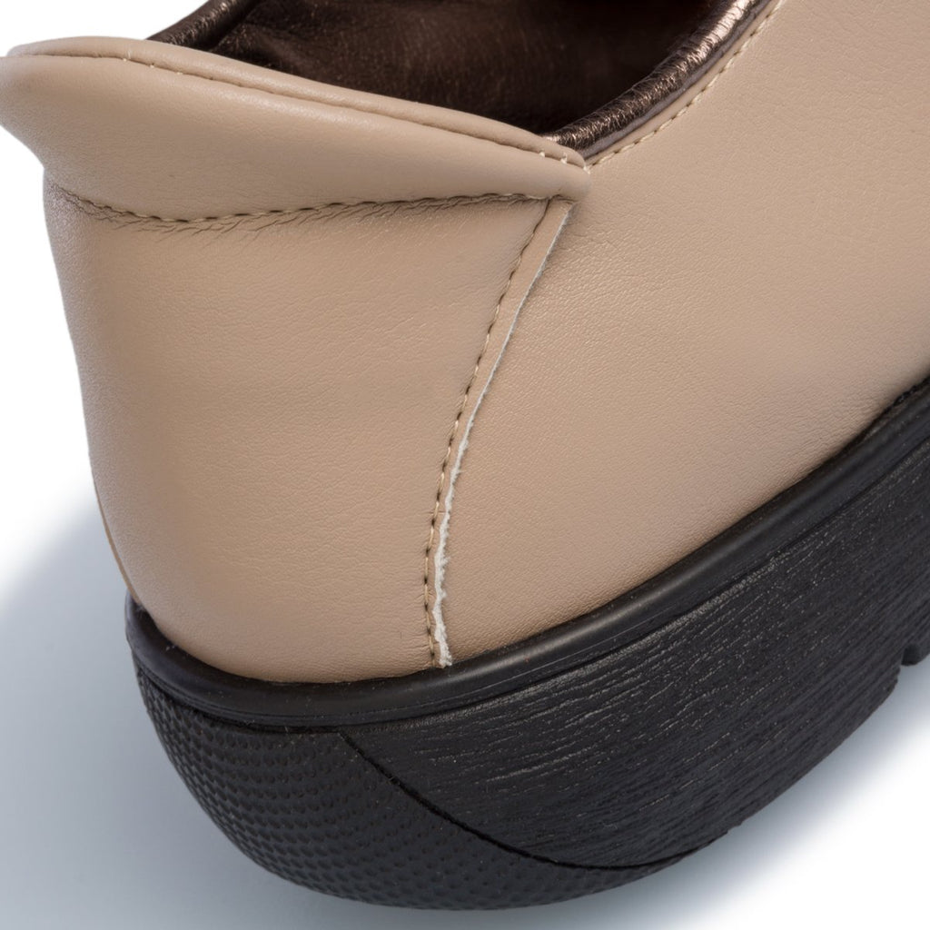 Scarpe comfort beige con lacci neri P Soft